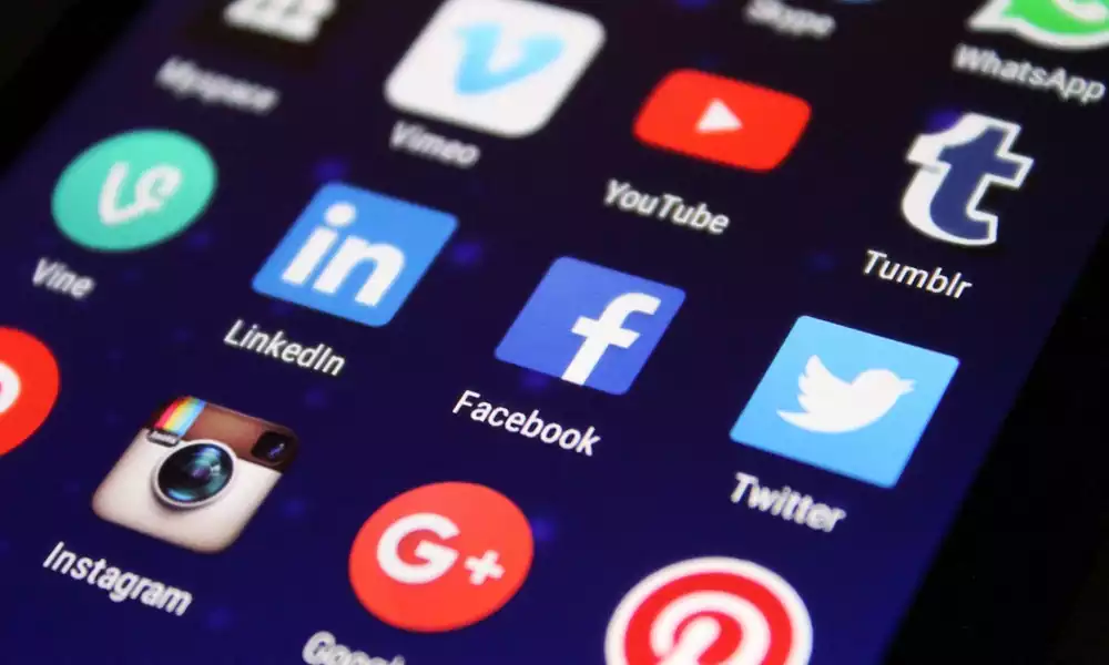 How social media affects life